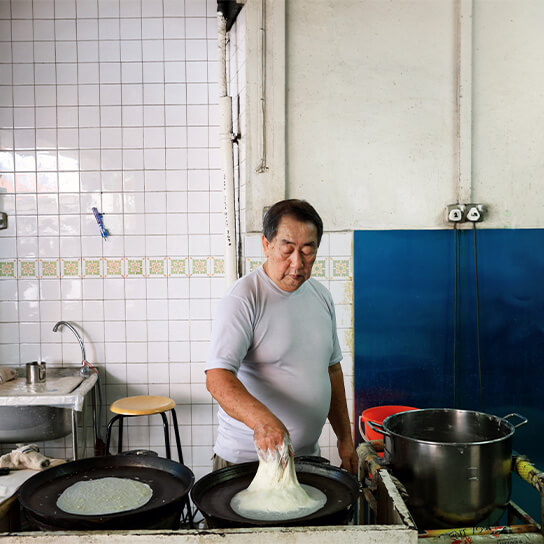 Chef cooking at Kway Guan Huat Joo Chiat Popiah